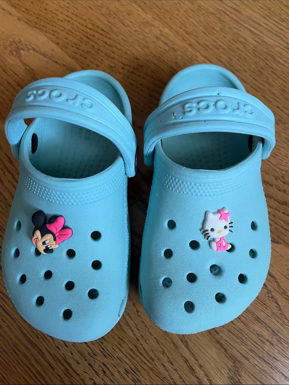 CROCS Kids Light Blue Clogs with Minnie & Hello Kitty Charms girls 8
